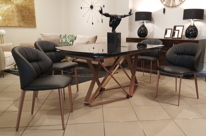 Stół Delta i Krzesła Drop w salonie Kler w Gorzowie Wielkopolskim